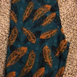NWOT tc lularoe leggings. Green with feathers!